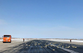 Illustration for article titled La compuerta de un avión ruso se rompe al despegar y caen al vacío casi 400 millones de dólares en oro